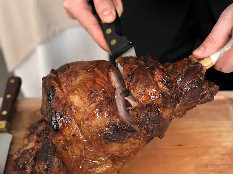 Gigot d'agneau rôti au four, servi avec purée et Poires à Botzi